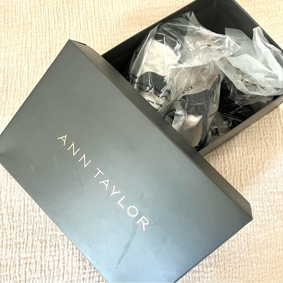 NIB Ann Taylor Tyler Wavy Suede Block Heel Sandals - Picture 8 of 8